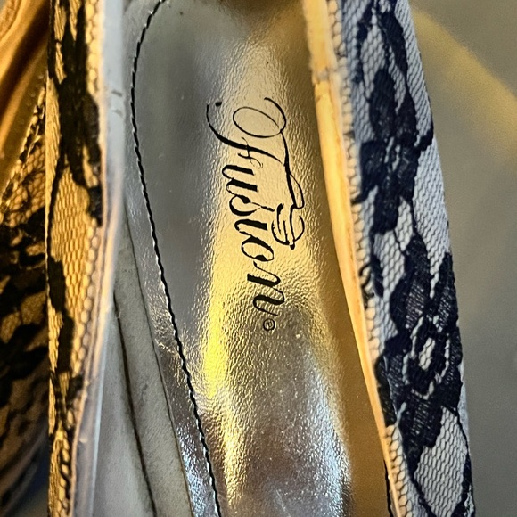 WOMEN’S STILETTO PLATFORM SHOE - SIZE 7 1/2 - Picture 3 of 5